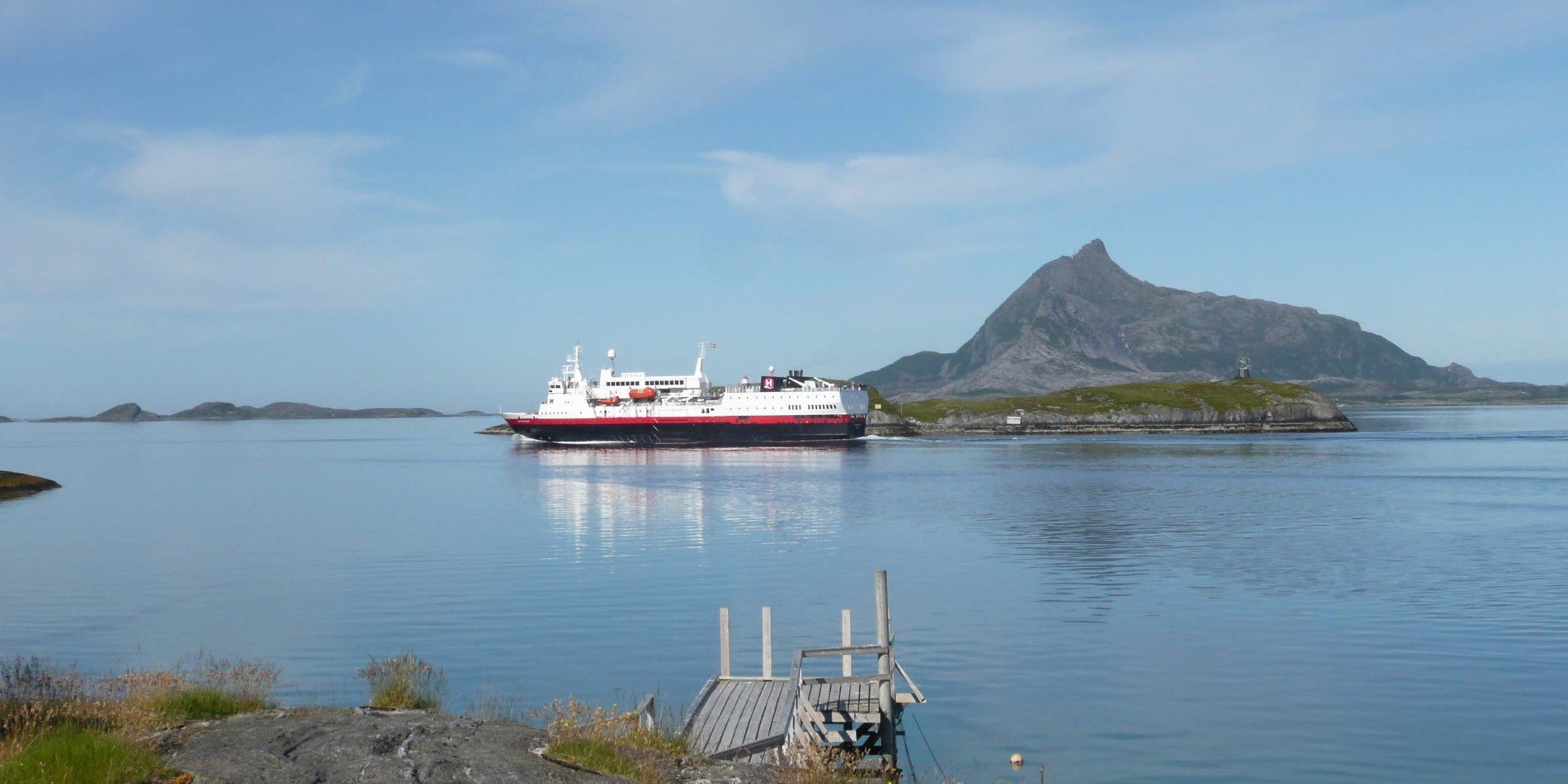 MS Vesterålen passes the Arctic circle and Hestmannen