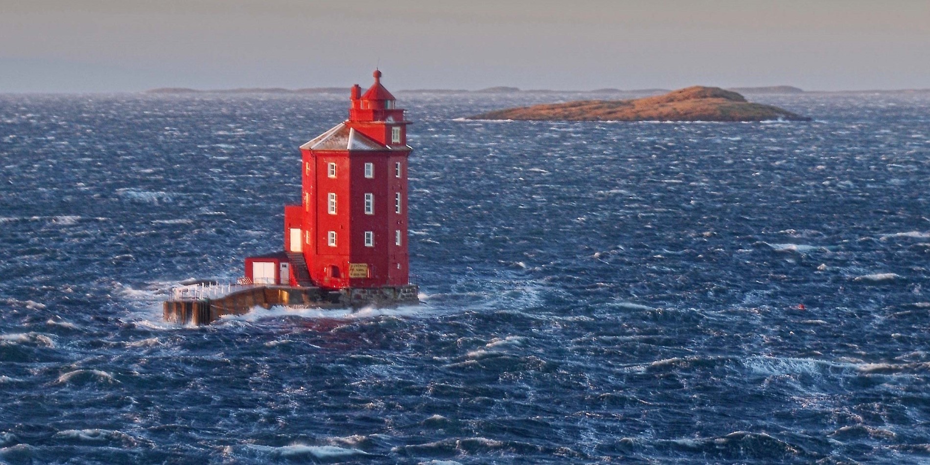 Kjeungskjær Lighthouse in rough weather